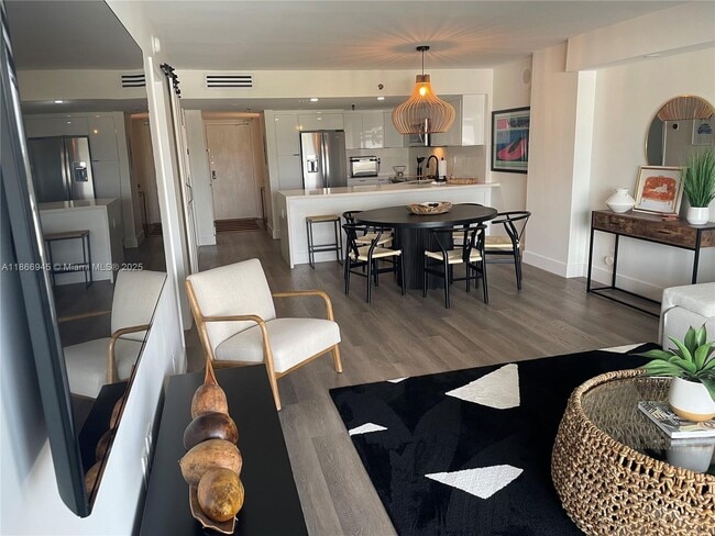 Building Photo - 2625 Collins Ave