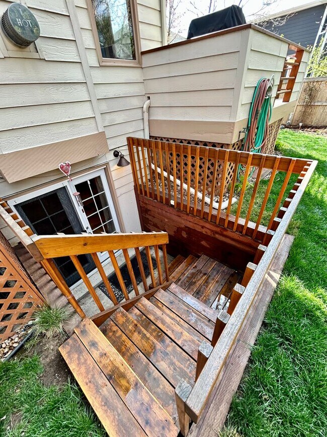 Building Photo - Spacious Garden-level Condo with Kitchenet...