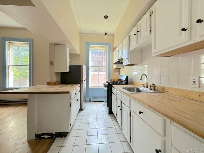 Building Photo - 240 Grand St