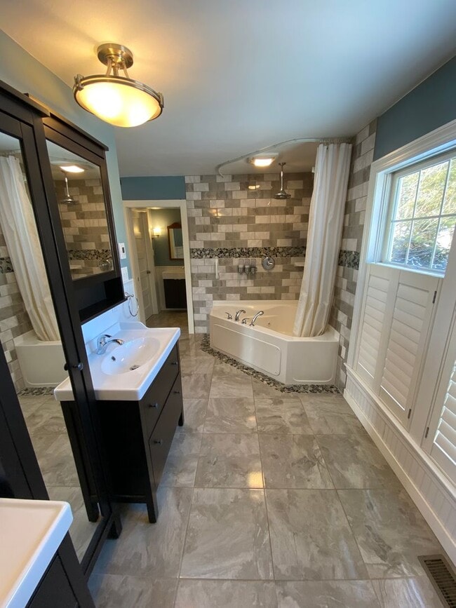 Building Photo - Stunning 3 Bedroom Home with Barn and Over 3 Acres!