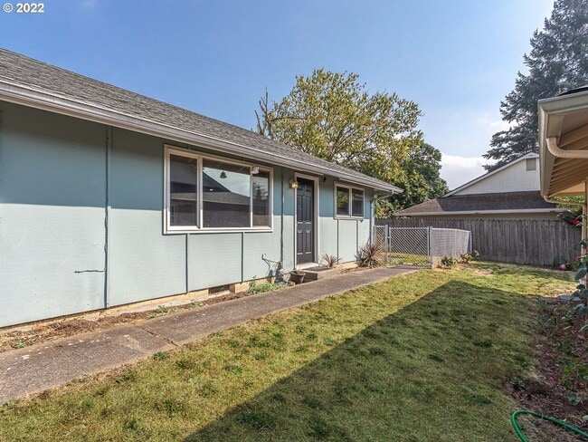Building Photo - Bright Interior with Generous Bedroom Space – Includes Washer and Dryer