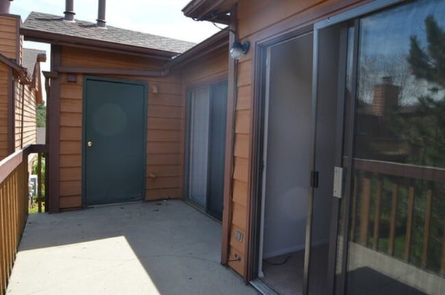 Building Photo - Clean, Bright upstairs Banyan Hollow Condo w/ central A/C!