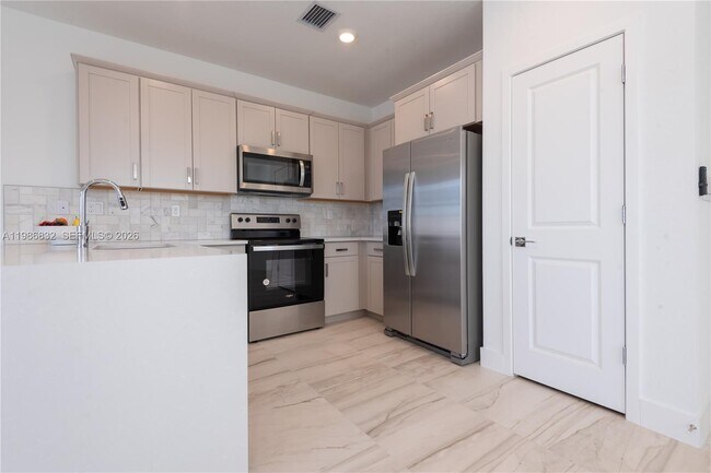 Building Photo - 230 SW 170th Ave