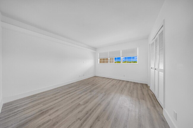 Building Photo - 3151 S Palm Aire Dr