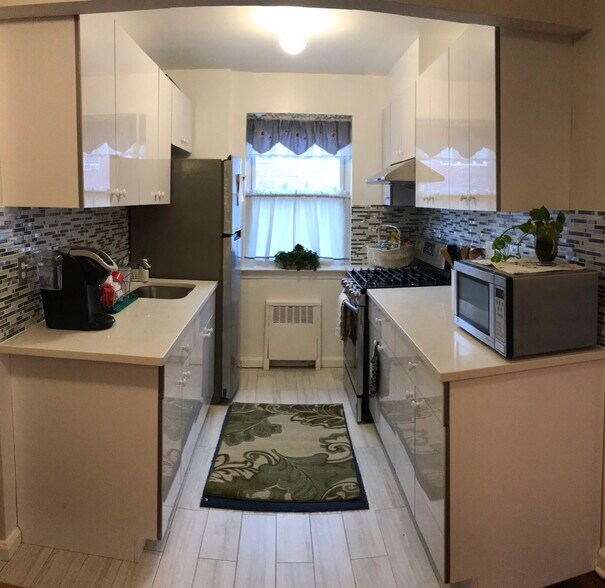 Kitchen - 2015 Parsons Blvd