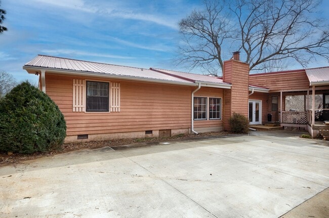 Building Photo - Spacious & Charming in Scottsboro!
