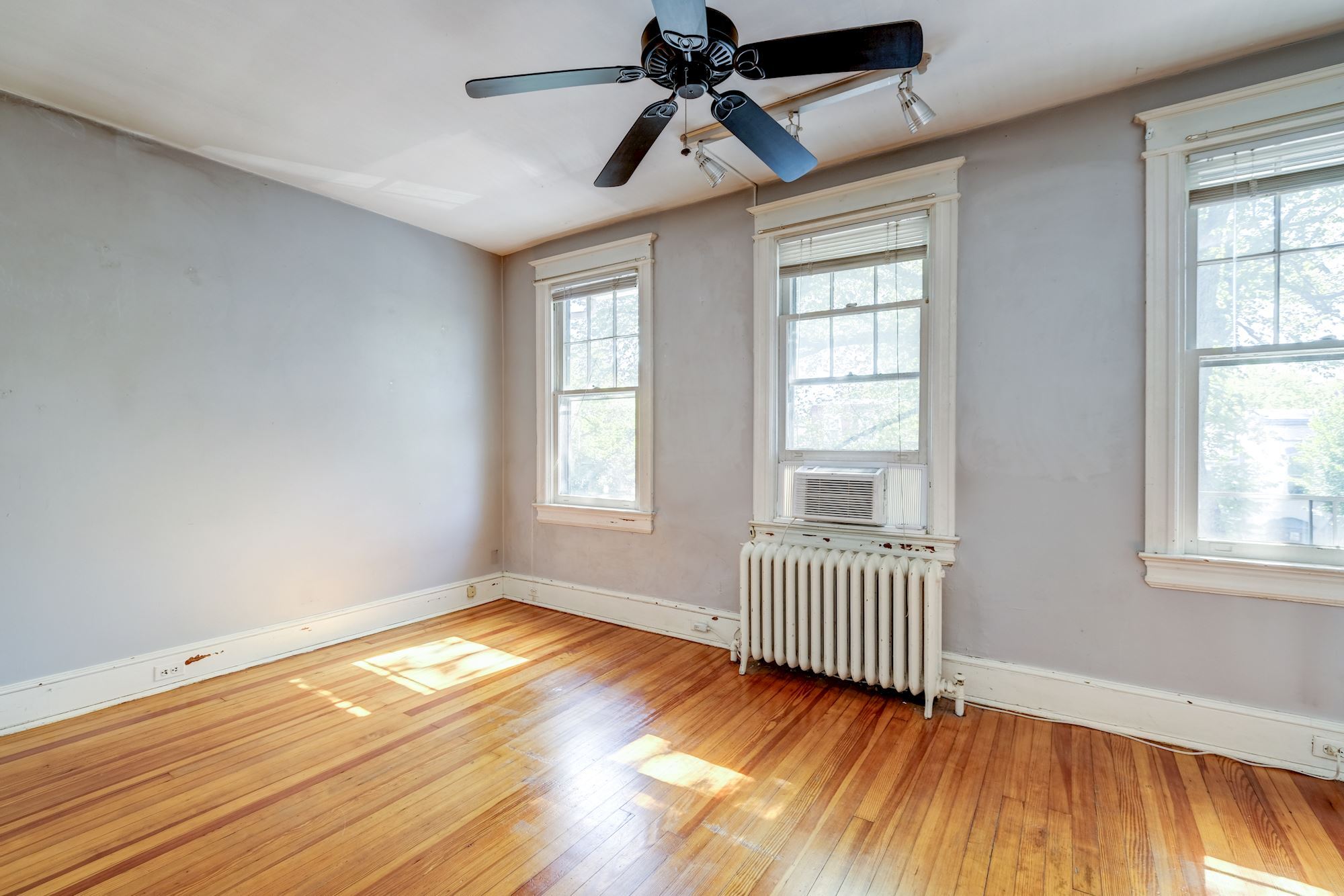 Upper Floor - Bedroom #1 - Size: 9.5' x 15', 142.5 sq/ft - 237 11th ST SE