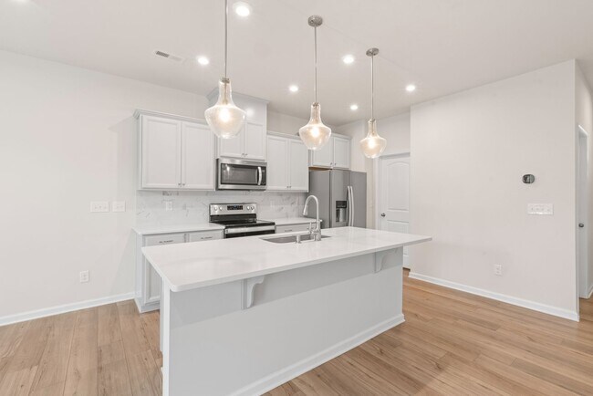 Building Photo - Like-New Townhome in Pristine, Move-In Ready Condition