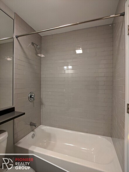 Building Photo - 542 W Surf St