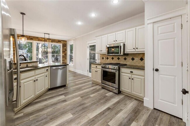 Building Photo - 330 Summerlin Dr
