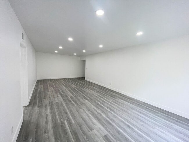 Building Photo - 1bd/1ba, Gorgeous, private unit with balcony, with parking in Sherman Oaks!