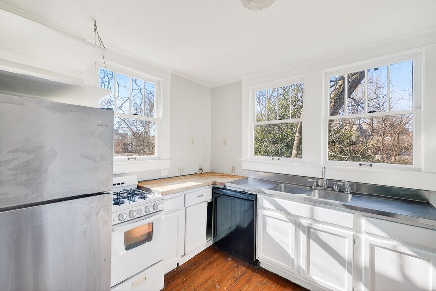 Building Photo - 300 Oxford Pl NE