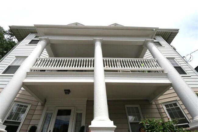 Building Photo - 19 Park Ave