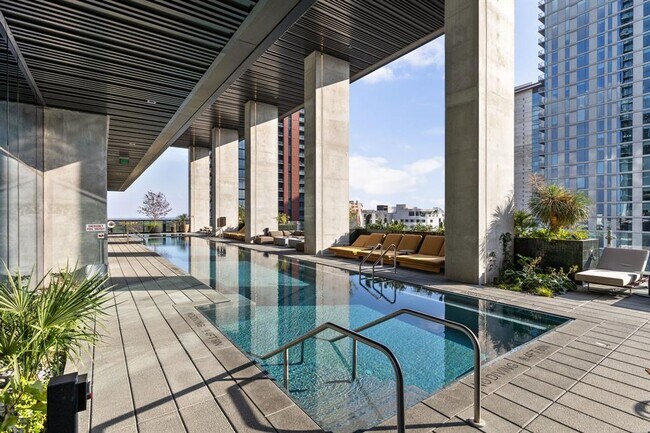 Building Photo - 610 Davis St