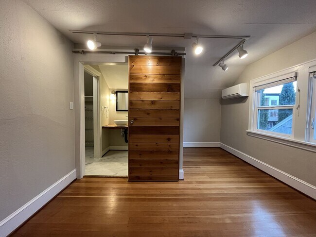Building Photo - Charming 4-Bedroom Portland Home with Spac...