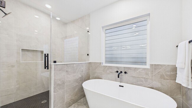 Building Photo - 5027 Golden Forest Dr
