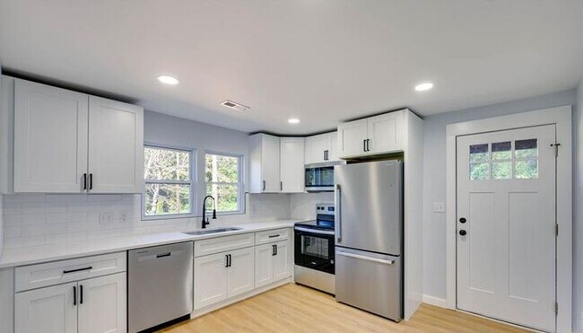 Building Photo - Stunningly Renovated 3BD/1BA Single Family Home in Newton, NC!