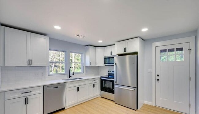 Building Photo - Stunningly Renovated 3BD/1BA Single Family...