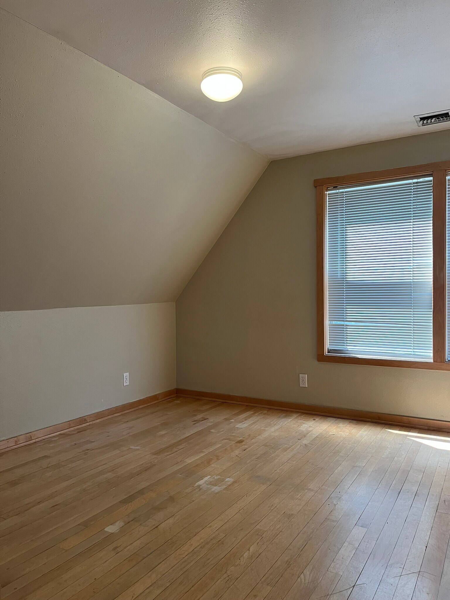 Building Photo - 3220 N Oakland Ave