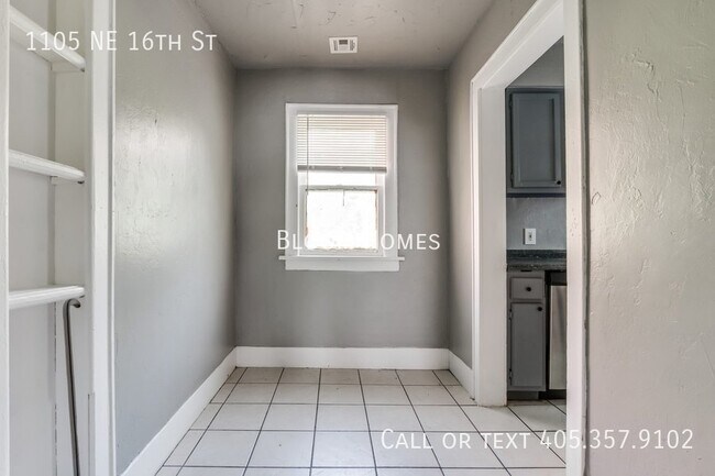 Building Photo - 1105 NE 16th St