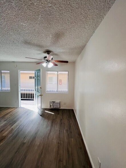 Building Photo - 1260 Beachwood Dr