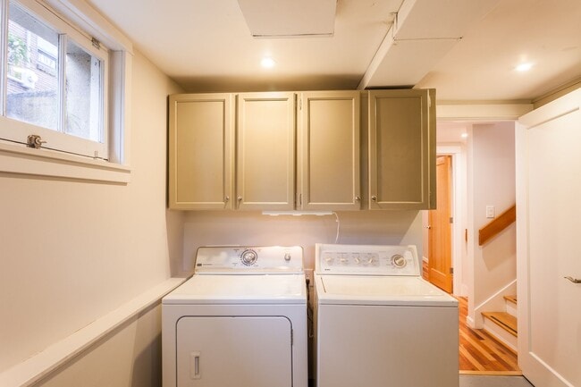 Building Photo - Beautiful 4 Bedroom Home in Queen Anne!