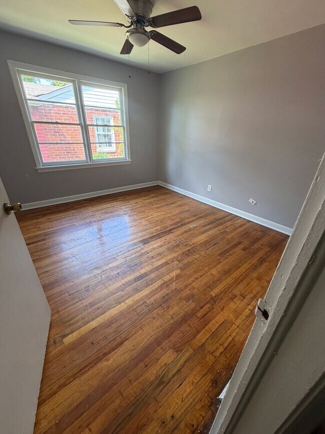 Building Photo - Large Home in Great Area