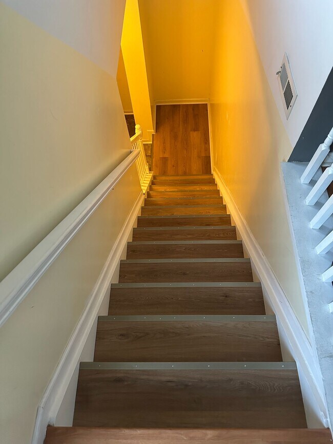 Building Photo - 4611 Court Yard Dr