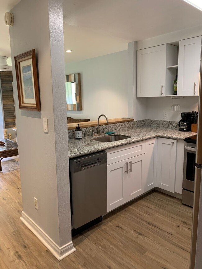 Building Photo - Gorgeous clean and modern furnished 2/2 lowest level Kihei Shores Unit!