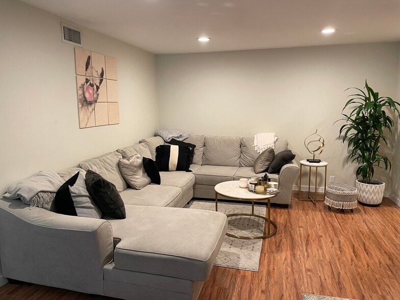 Building Photo - 1620 Malcolm Ave