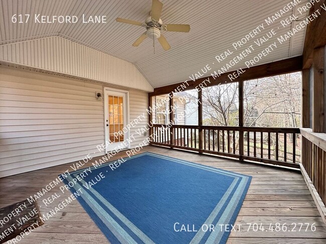 Building Photo - Ranch home with private screened deck