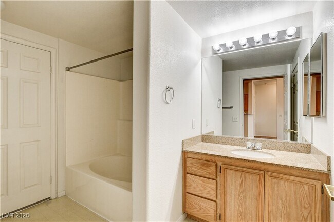 Building Photo - 10550 W Alexander Rd