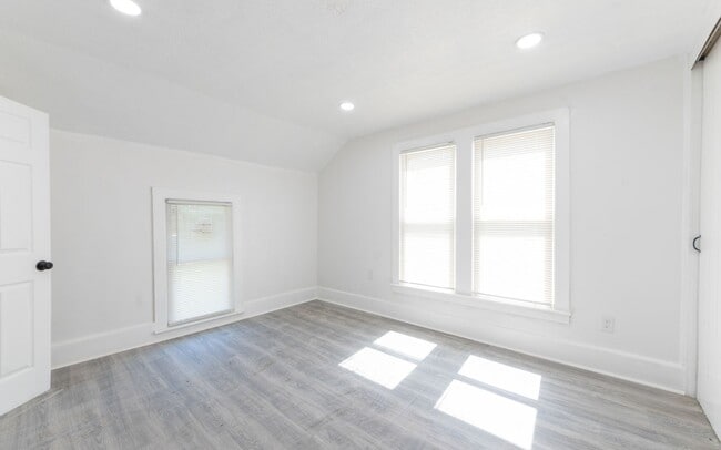 Building Photo - Charming 2-Bedroom Property in Prime Location