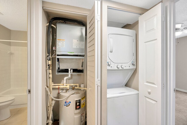 Building Photo - Lake Parsons Green