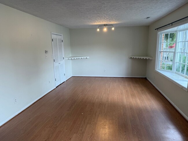 Building Photo - 3 Bed 1.5 Bath Townhouse Near Peaks View Park
