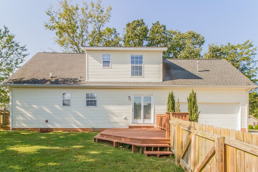 Building Photo - 2814 Meadowhill Dr