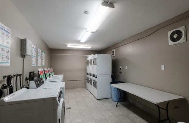 Building Photo - AWESOME 2 BEDROOM 2 BATH UNIT