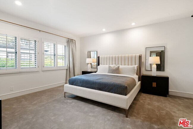 Building Photo - 506 N Rexford Dr