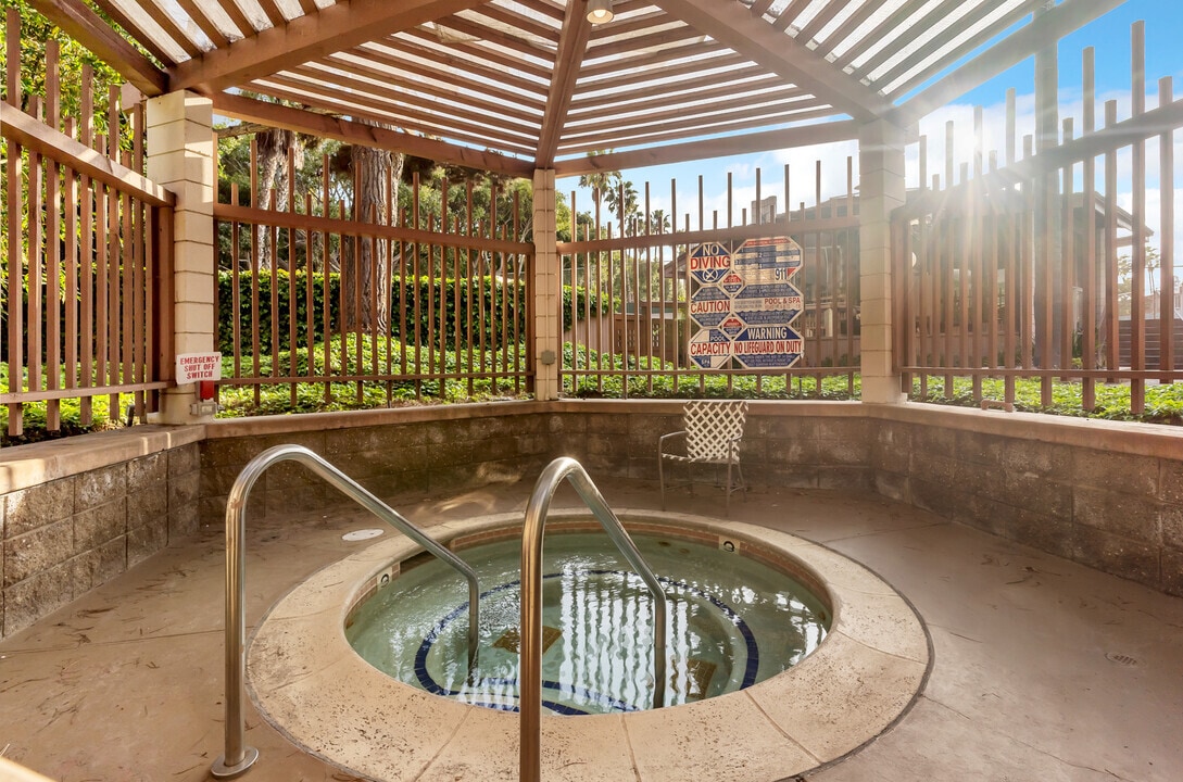 Jacuzzi - 2600 Torrey Pines Rd