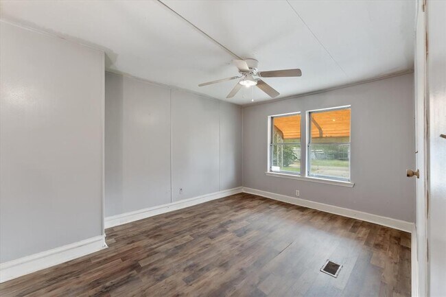 Building Photo - 606 N Pine Hill St