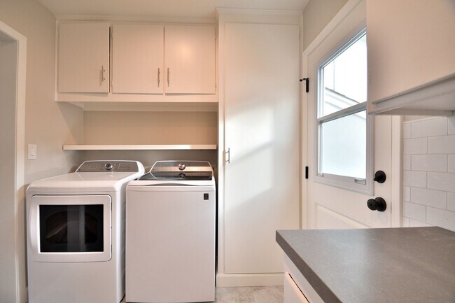 Building Photo - 1350