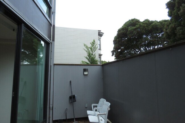 Building Photo - Unique Jr. One Bedroom with Views and Parking