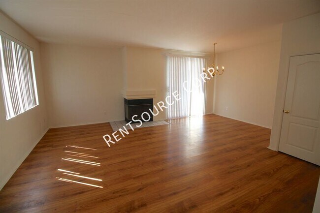 Building Photo - 3 Bedroom Townhome For Rent in Canyon Park...