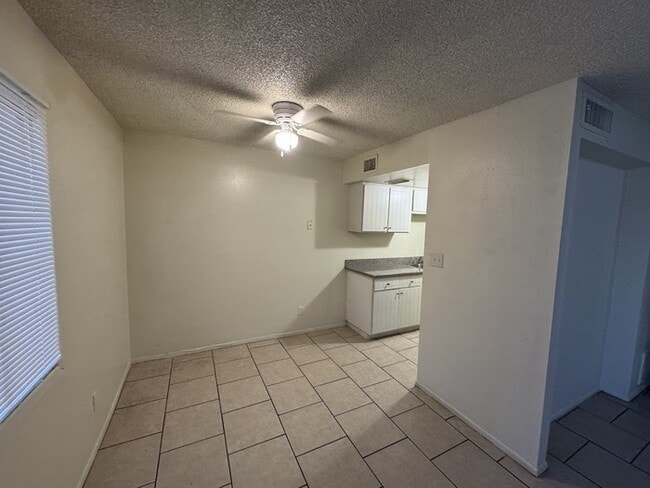 Building Photo - Maryvale 2 bedroom townhome