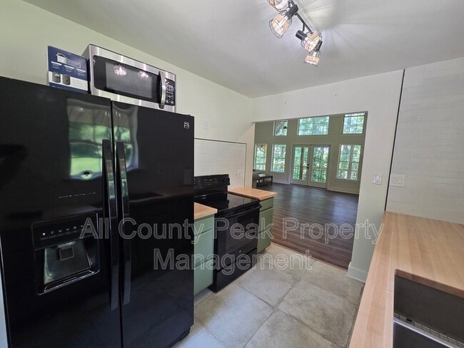 Building Photo - 6013 Bates Pike SE