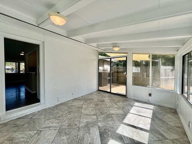 Building Photo - 3-Bedroom Home In Laurel Manor - Fenced Ba...