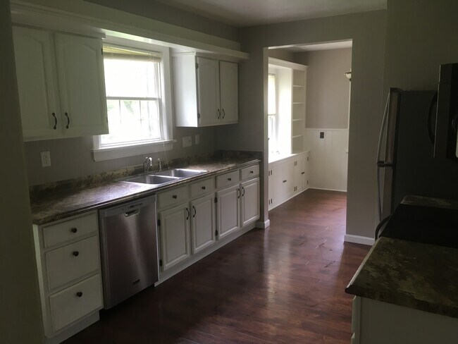 Building Photo - 160 Oakwood Rd