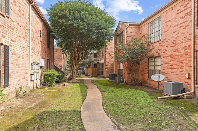 Building Photo - 2255 Braeswood Park Dr