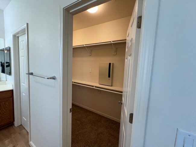 Building Photo - 5 bedroom home located in Sylvan School District!
