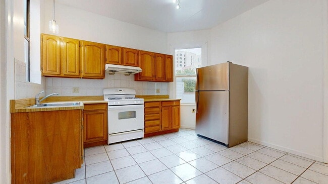 Building Photo - Bright Top-Floor 2BR / 1.5BA Apartment North of Panhandle & Next to Golden Gate Park
